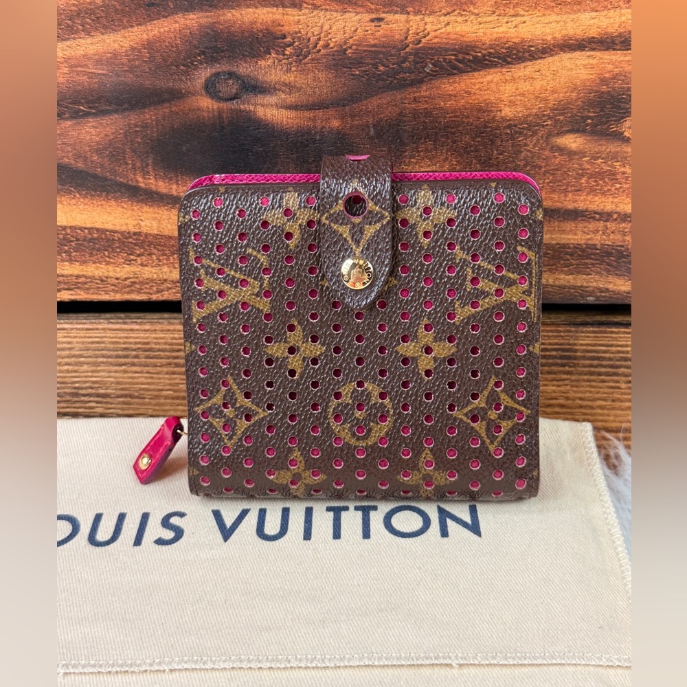 *** SOLD ***
Louis Vuitton Monogram Canvas Perforated
Wallet Fuchsia - Picture 3 of 10
